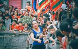 Sôi động trò chơi bắt vịt tại hội làng Vạn Phúc